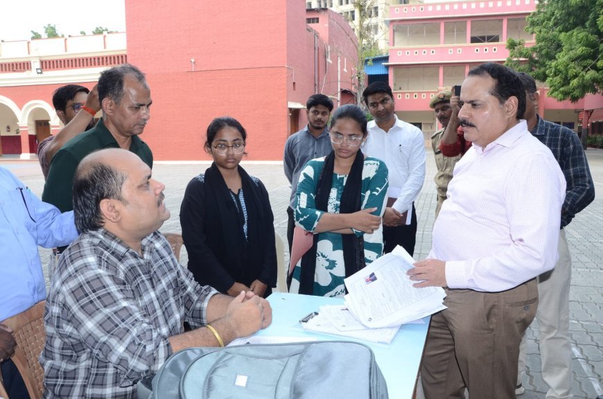 लखनऊ : लखनऊ में मतदान केंद्रों का निरीक्षण करने पहुंचे मुख्य निर्वाचन अधिकारी ।